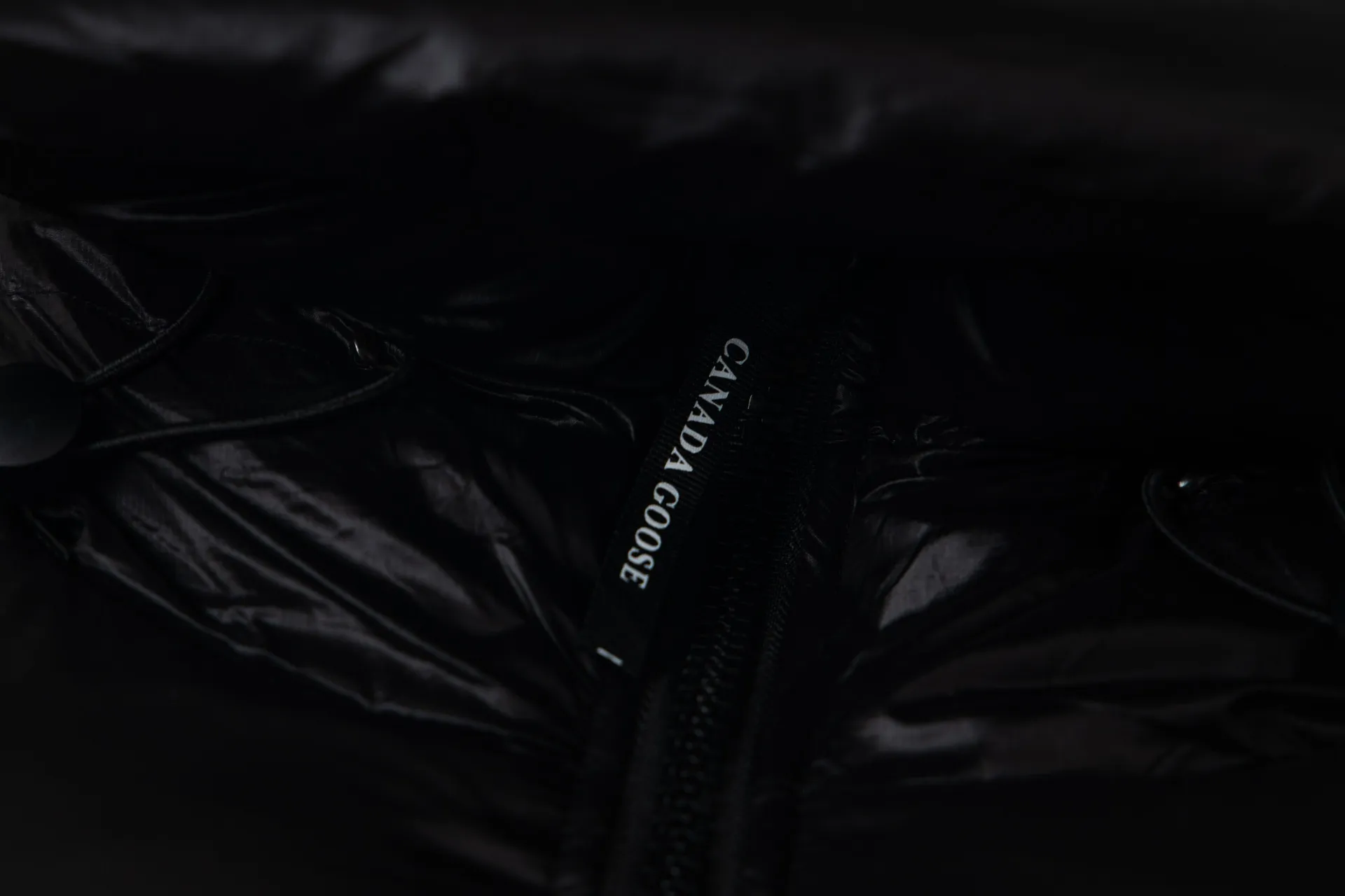 P780 Canada Goose New Puff Couple Style Hooded Down Jacket 1️⃣The fabric is made of recycled Feather-Light tear-resistant fabric, which is ultra-light and has no weight-bearing feeling on the upper body. The unique black label highlights the temperament. The interior is filled with white duck down, making the upper body very light and comfortable! 2️⃣It is very youthful and energetic, and can be easily worn by both men and women. It is very in line with the fashion aesthetic concepts of today's young people! 3️⃣ A full set of customized accessories, complete with three standards, same style for men and women, a must-have for couples. Size: S-XXL